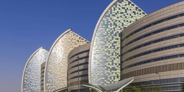 老外的醫(yī)院建筑設(shè)計(jì)，一個(gè)巨大的、帆狀的中庭??！