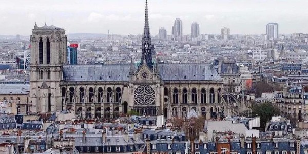 巴黎圣母院設(shè)計(jì)大賽：一場(chǎng)荒誕的國(guó)民“自嗨”？