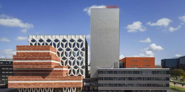 兩種不同的混凝土特殊用法，賦予了這座生物博物館的雙面孔