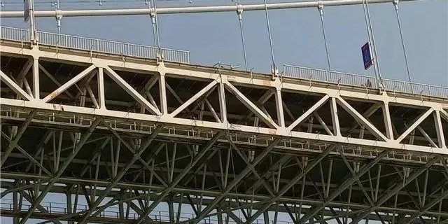 重慶大巴墜江怪防護(hù)欄桿？設(shè)計(jì)、施工企業(yè)表示“這個(gè)鍋不背”！