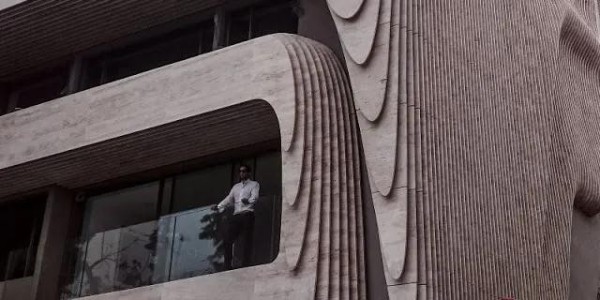 這棟房子用曲線大理石做外墻，張揚(yáng)的個(gè)性之美！